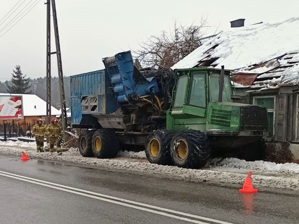 kpp łuków, kolizja, zdarzenie drogowe, maszyna leśna, ciągnik leśny, ciężarówka, śliska droga