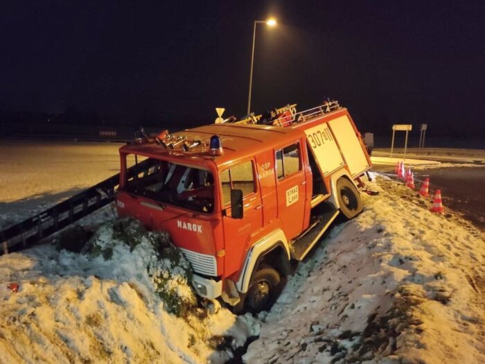 osp narok, osp, kolizja, wóz w rowie, uszkodzony samochód, wóz osp, awaria, hamulce
