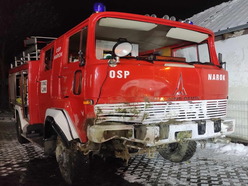 osp narok, osp, kolizja, wóz w rowie, uszkodzony samochód, wóz osp, awaria, hamulce