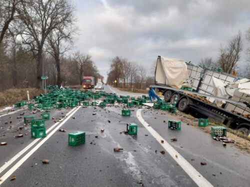 kolizja, ciężarówka, rów, sarna, zdarzenie drogowe, piwo, przewóz piwa