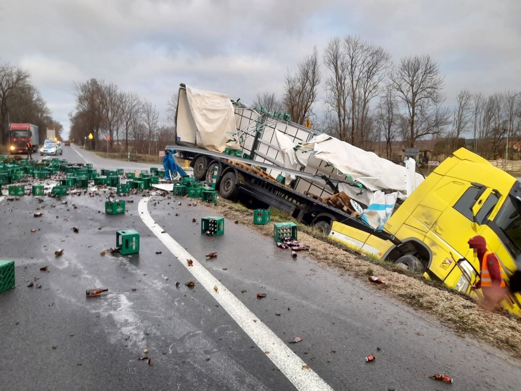 kolizja, ciężarówka, rów, sarna, zdarzenie drogowe, piwo, przewóz piwa