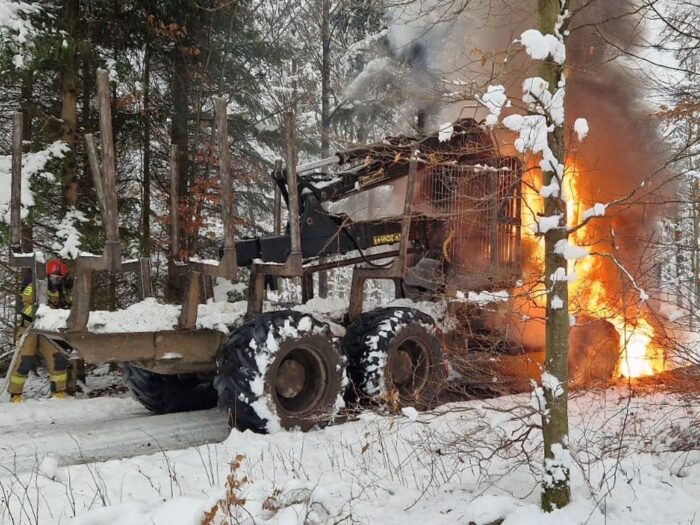 kp psp bytów, pożar, las, maszyna leśna, forwarder, straty, akcja gaśnicza