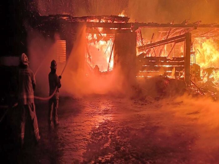 psp sokółka, osp, pożar, gospodarstwo, stodoła, konie, maszyny rolnicze