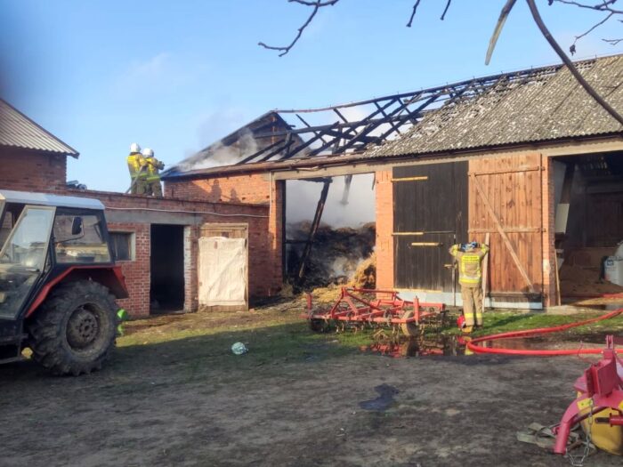 kp psp jarocin, gospodarstwo, pożar, stodoła, akcja gaśnicza