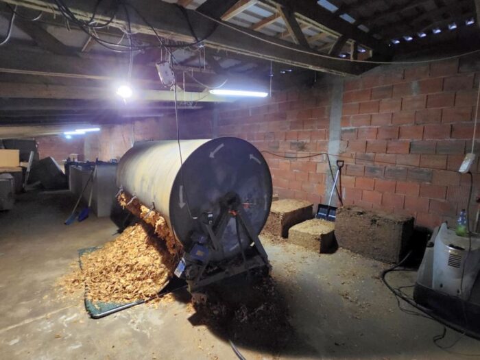 kas, policja, akcja, stajnia, nielegalne pepierosy, tytoń, produkcja