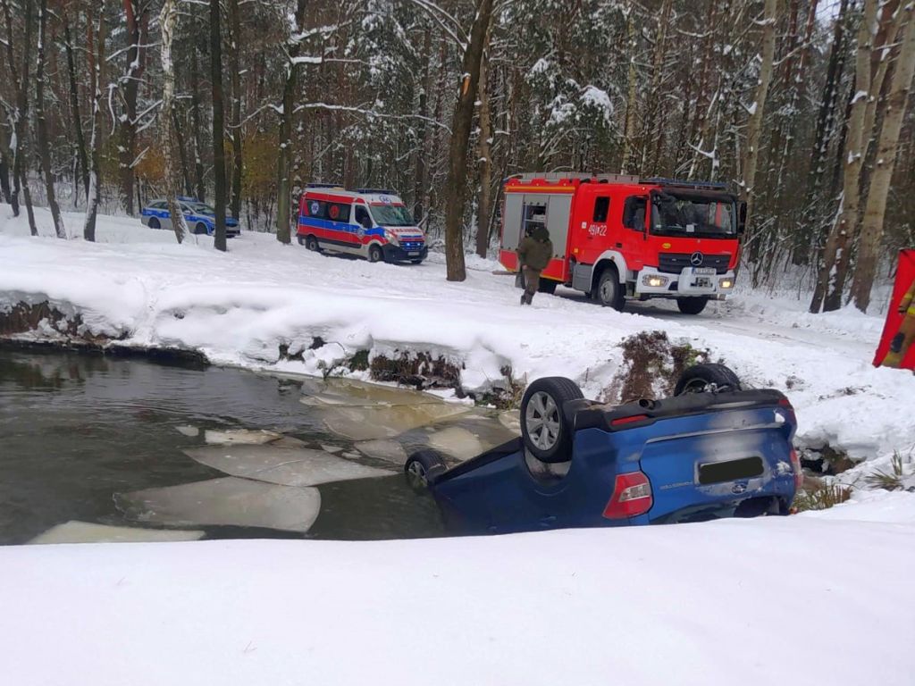 kpp parczew, kp psp parczew, wypadek, zdarzenie, auto, auto w wodzie, kanał melioracyjny