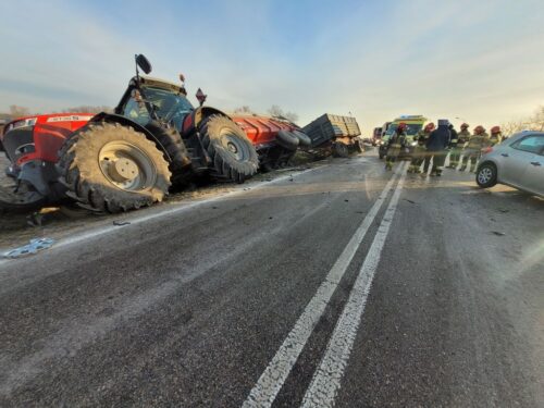 wypadek, zdarzenie drogowe, zderzenie, auto, ciągnik