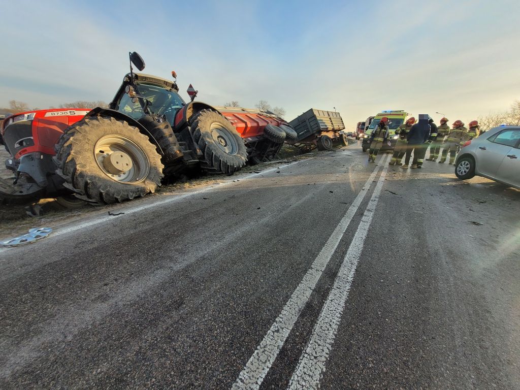 wypadek, zdarzenie drogowe, zderzenie, auto, ciągnik
