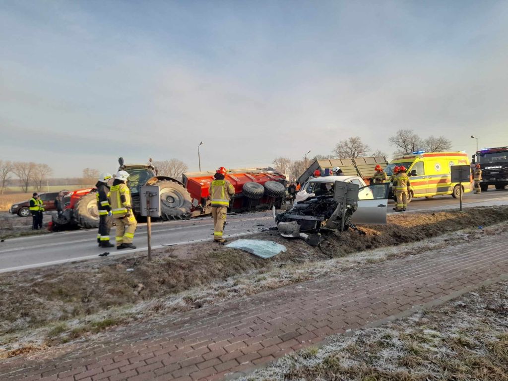 wypadek, zdarzenie drogowe, zderzenie, auto, ciągnik