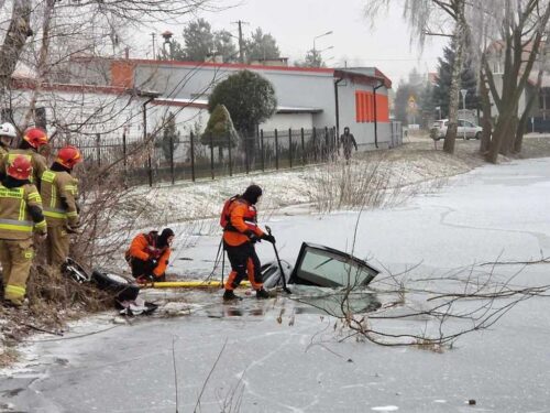 kpp płońsk, auto, staw, lód, wiejski staw