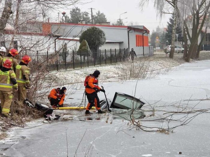kpp płońsk, auto, staw, lód, wiejski staw