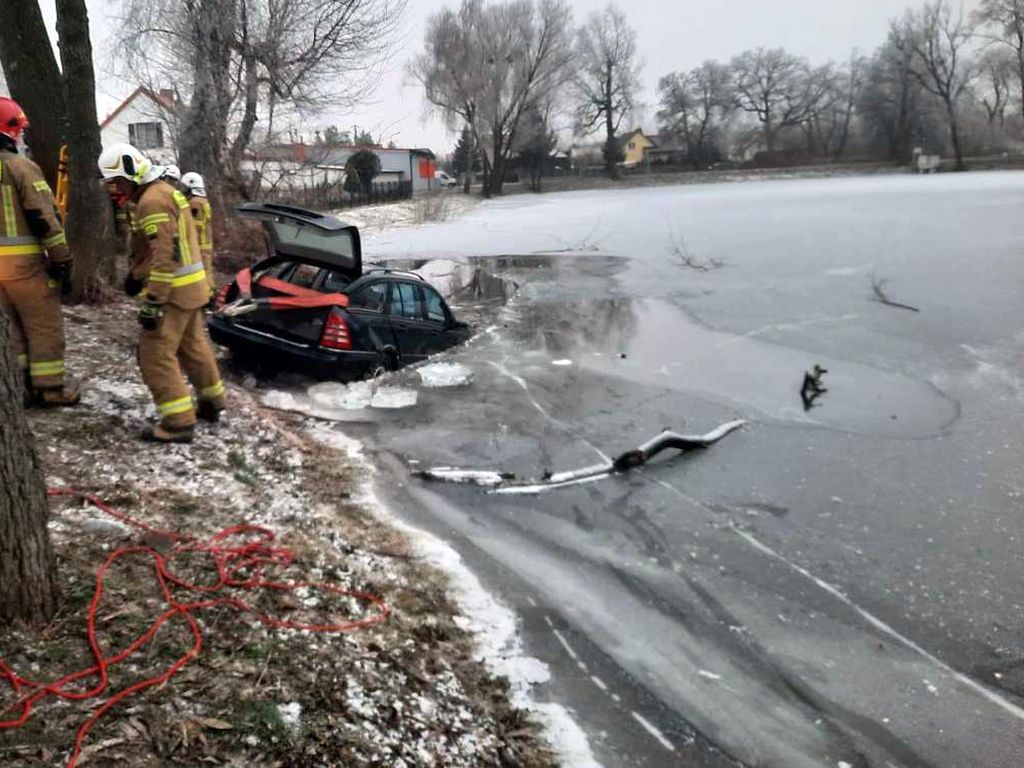 kpp płońsk, auto, staw, lód, wiejski staw