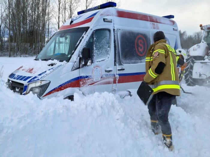 druhowie, strażacy-ochotnicy, ciągnik, akcja, karetka