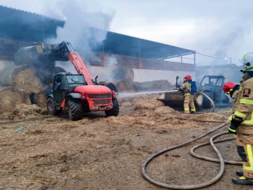 km psp leszno, pożar, gospodarstwo, ładowarka, baloty słomy