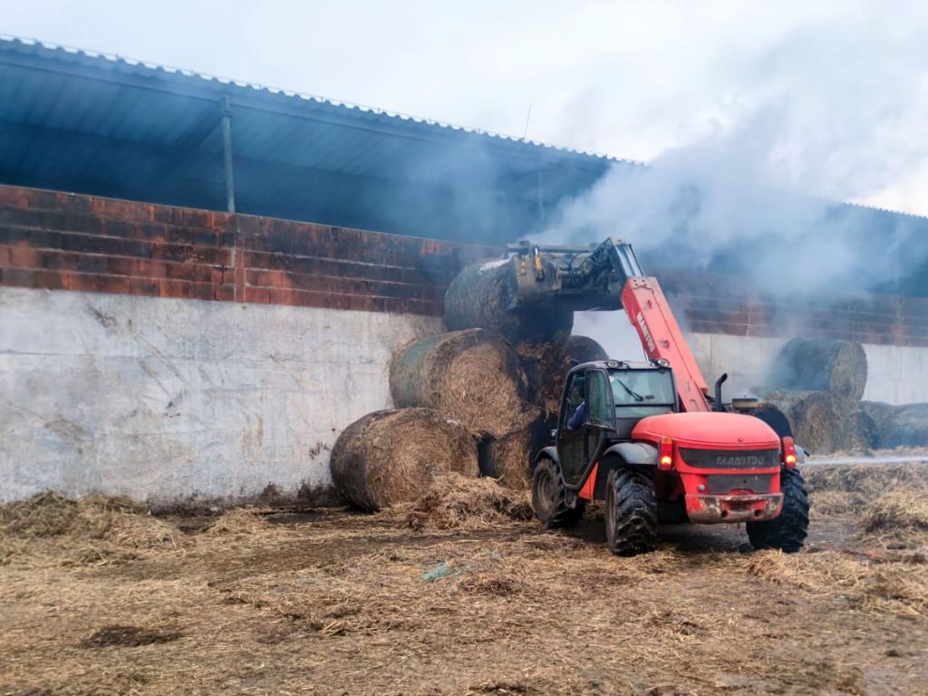 km psp leszno, pożar, gospodarstwo, ładowarka, baloty słomy
