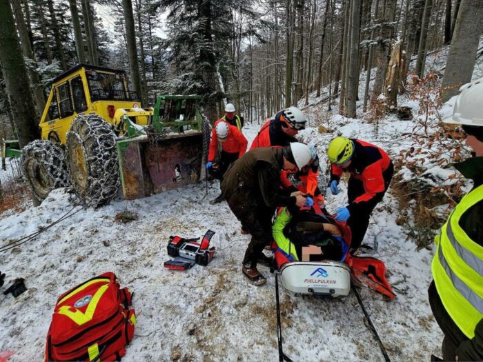 ciągnik, ranny mężczyzna, wypadek w lesie, prace leśne, gopr