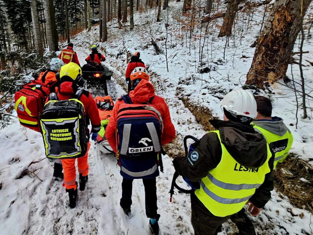 ciągnik, ranny mężczyzna, wypadek w lesie, prace leśne, gopr