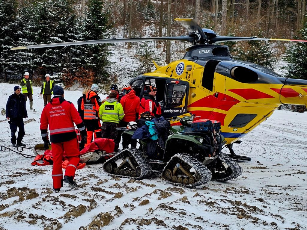 ciągnik, ranny mężczyzna, wypadek w lesie, prace leśne, gopr