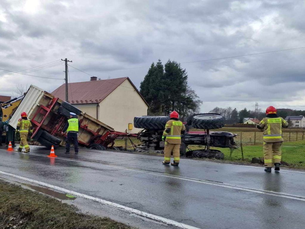zdarzenie drogowe, kolizja, zderzenie, wywrócony ciągnik