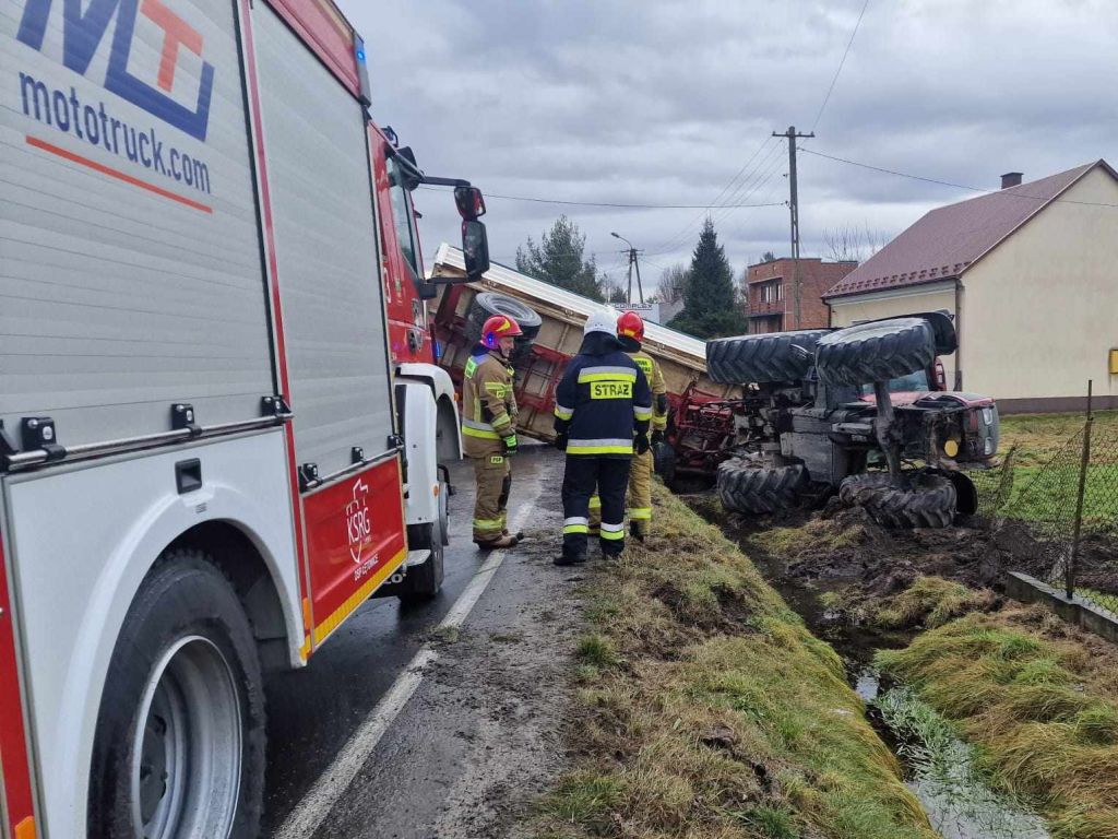 zdarzenie drogowe, kolizja, zderzenie, wywrócony ciągnik