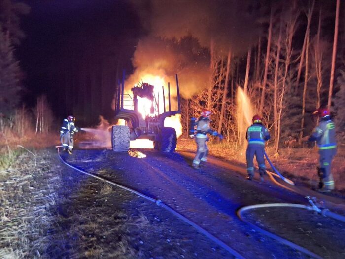 pożar, las, ciągnik leśny, forwarder