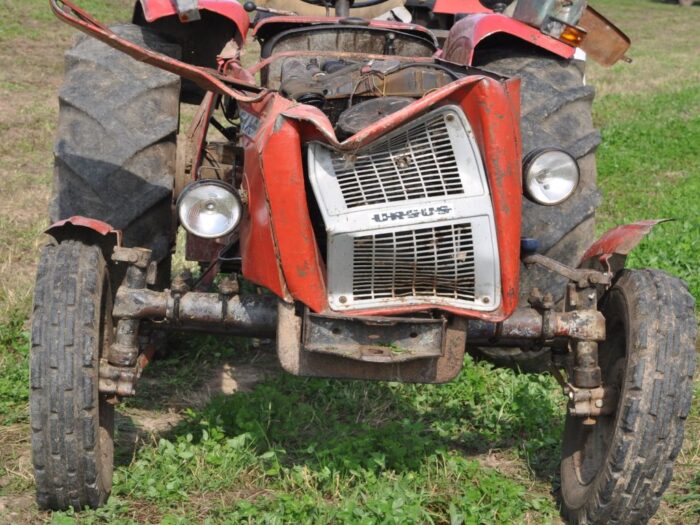 wypadek, prace remontowe, ciągnik, traktor, przygniecenie