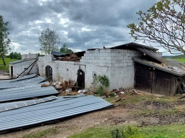 wichura, wiatr, zerwany dach, obora