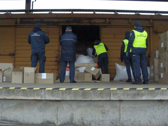 służba celno-skarbowa, pociąg, wagon, rtg, nawóz, nawozy, papierosy