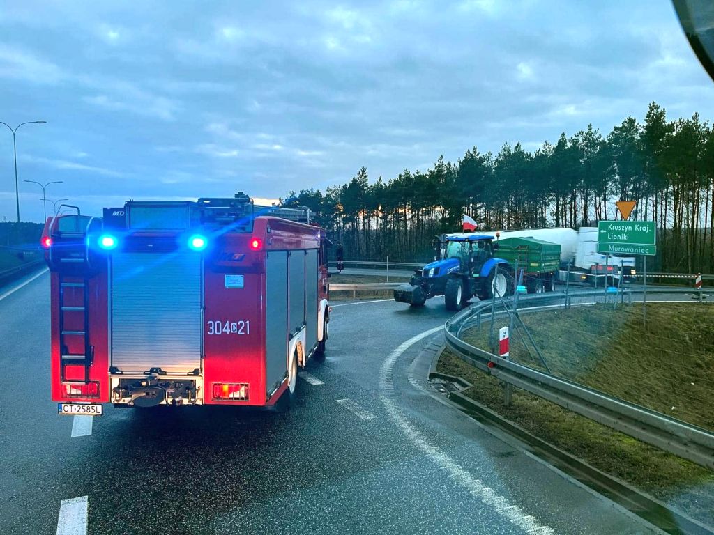 służby ratunkowe, wozy strażackie, protest rolników, blokada