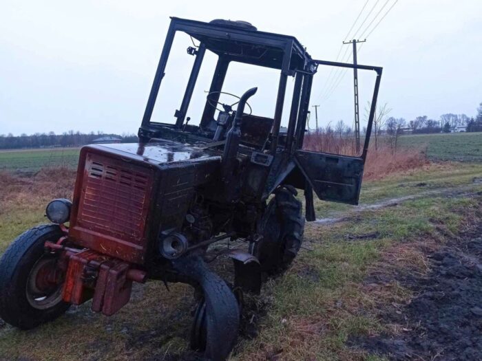 pożar, pożar w gospodarstwie, budynek inwentarski, dom