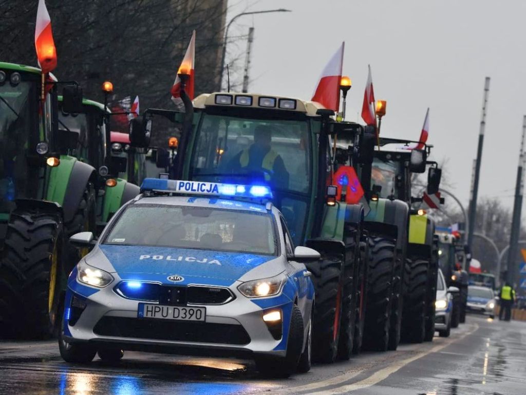 protest rolników, ciągniki, blokady dróg, manifestacja