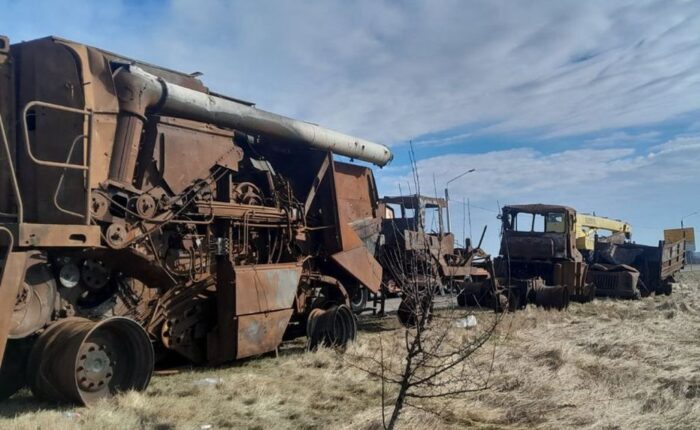 ukraina, ukraińscy rolnicy, zniszczone maszyny, wojna