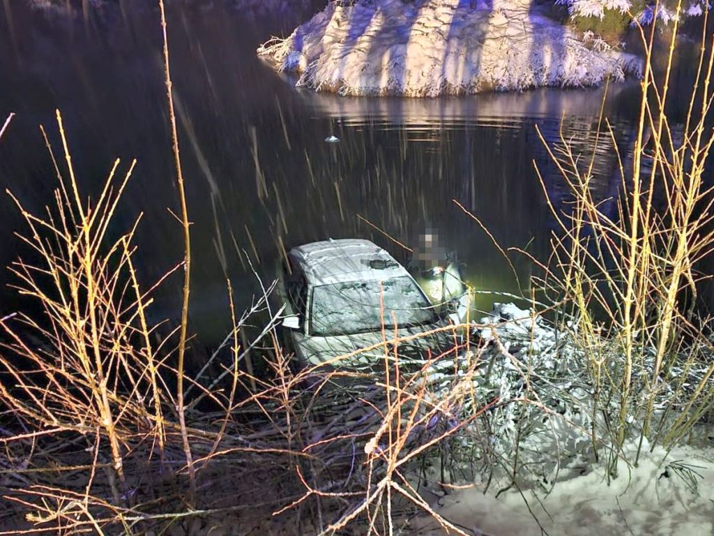 kpp puławy, zdarzenie drogowe, staw wiejski, auto w stawie