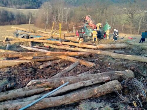 zdarzenie drogowe, ciężarówka, zestaw ciężarowy, drewno