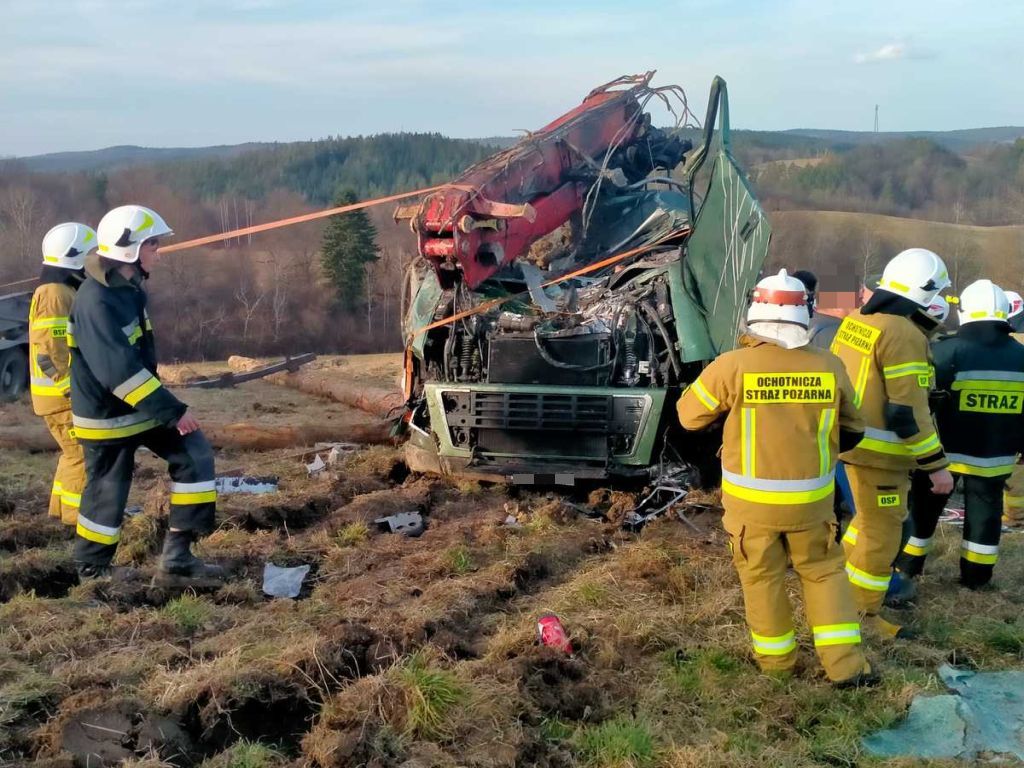 zdarzenie drogowe, ciężarówka, zestaw ciężarowy, drewno