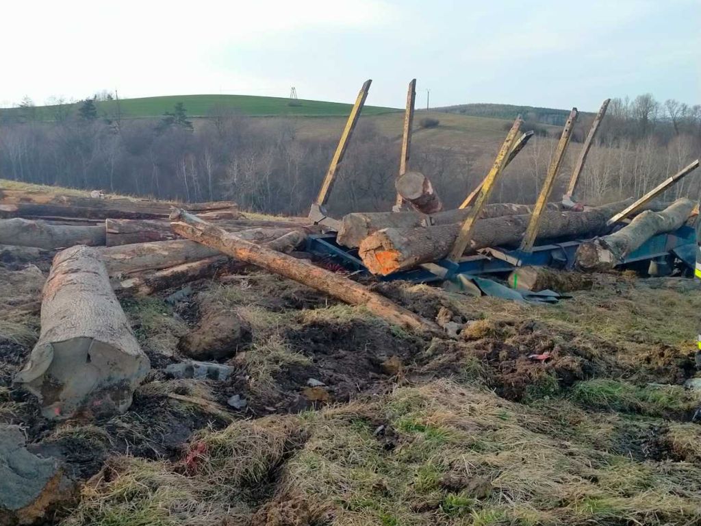 zdarzenie drogowe, ciężarówka, zestaw ciężarowy, drewno