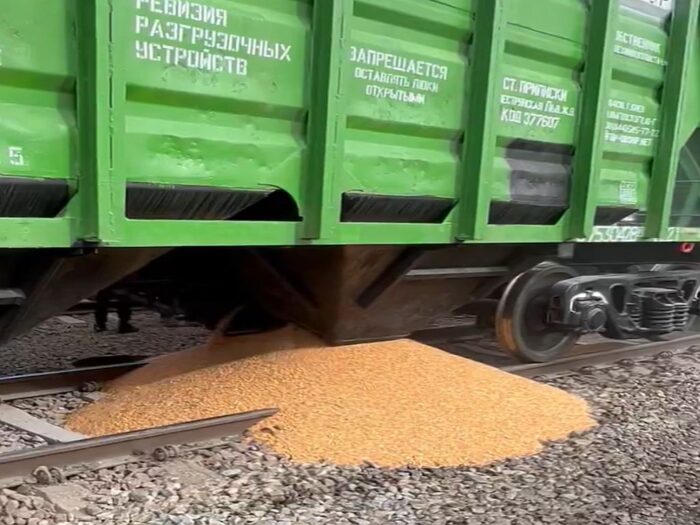 medyka, tory kolejowe, wagony, wysypane ziarno