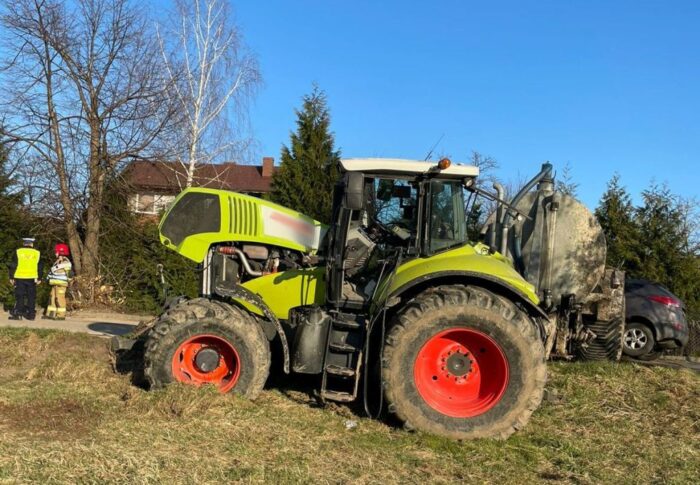 wypadek, zdarzenie drogowe, zderzenie z drzewem, ciągnik