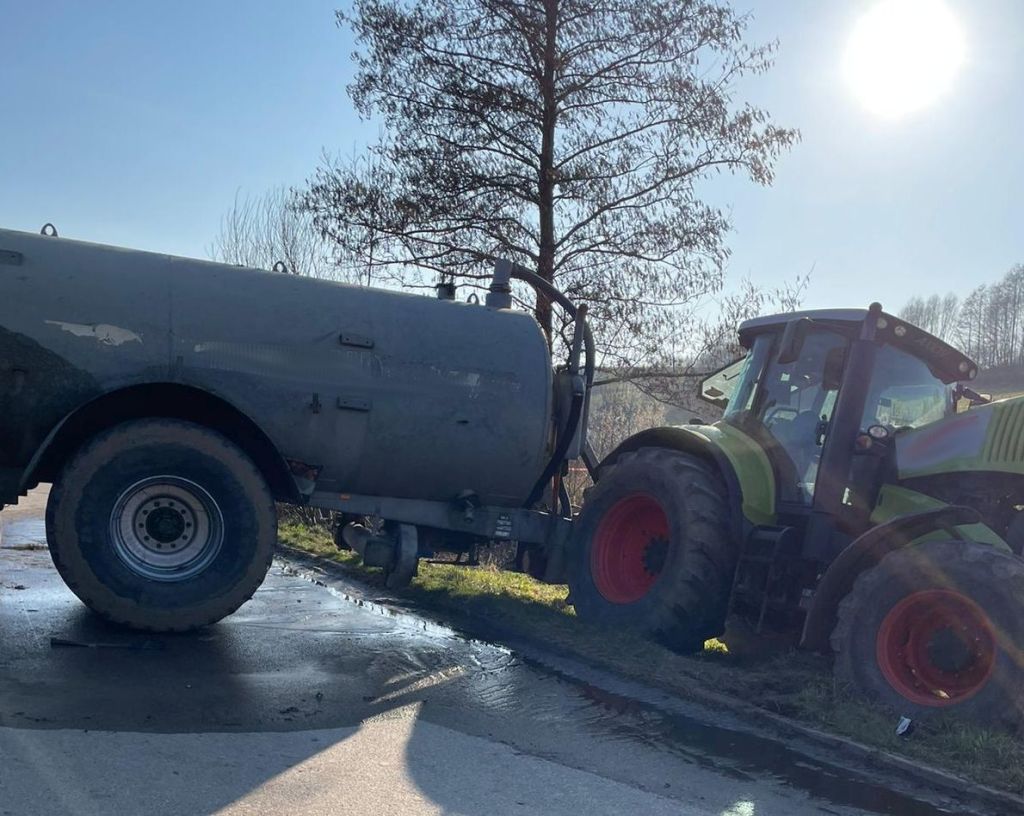 wypadek, zdarzenie drogowe, zderzenie z drzewem, ciągnik