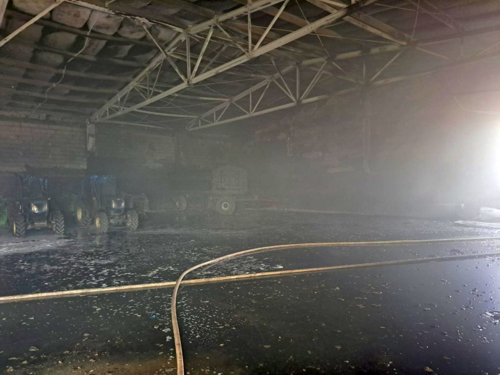 kp psp śrem, pożar, hala garażowa, ciągniki