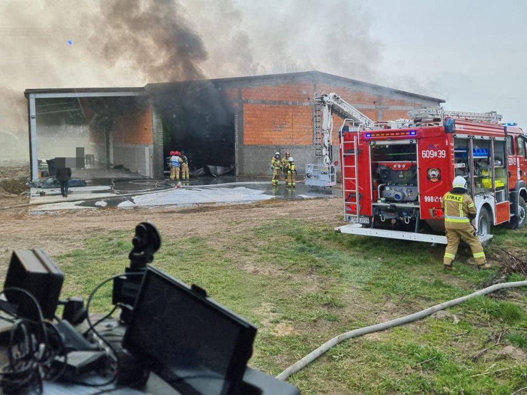 kp psp śrem, pożar, hala garażowa, ciągniki