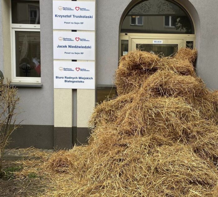protest rolników, białystok, podlasie, rozrzucona słoma