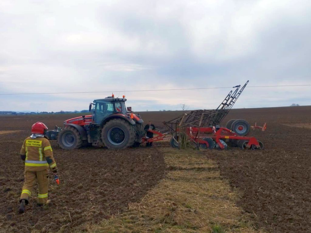 kp psp złotoryja, zdarzenie, ciągnik, prace polowe