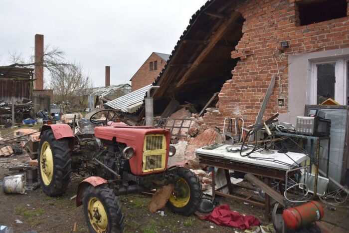 wybuch, zawalony budynek, budynek gospodarczy, ranny mężczyzna