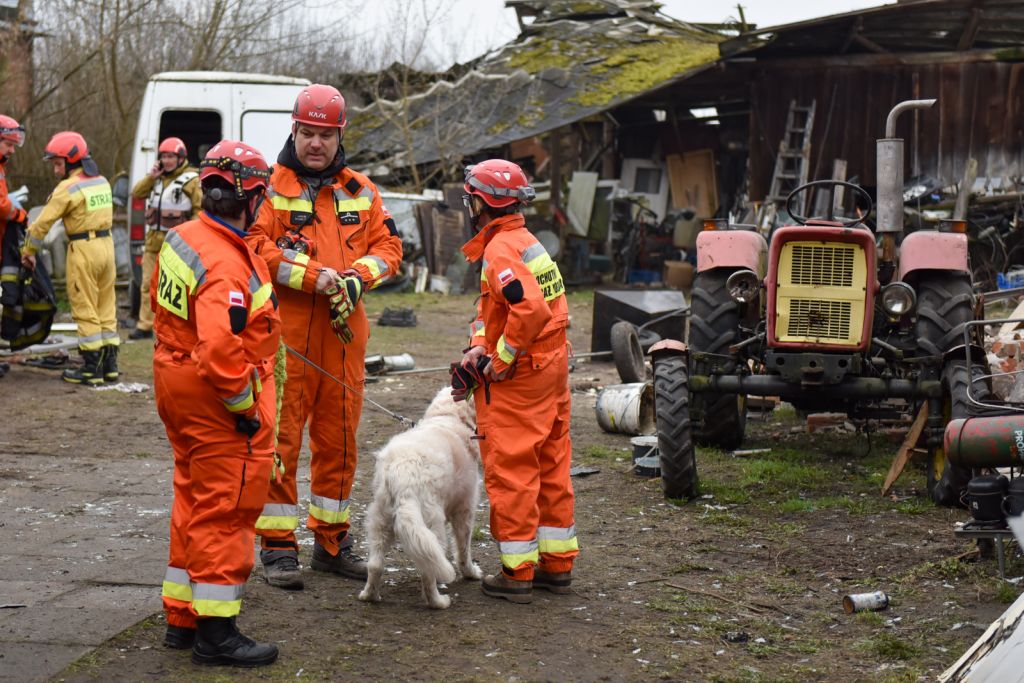 wybuch, zawalony budynek, budynek gospodarczy, ranny mężczyzna