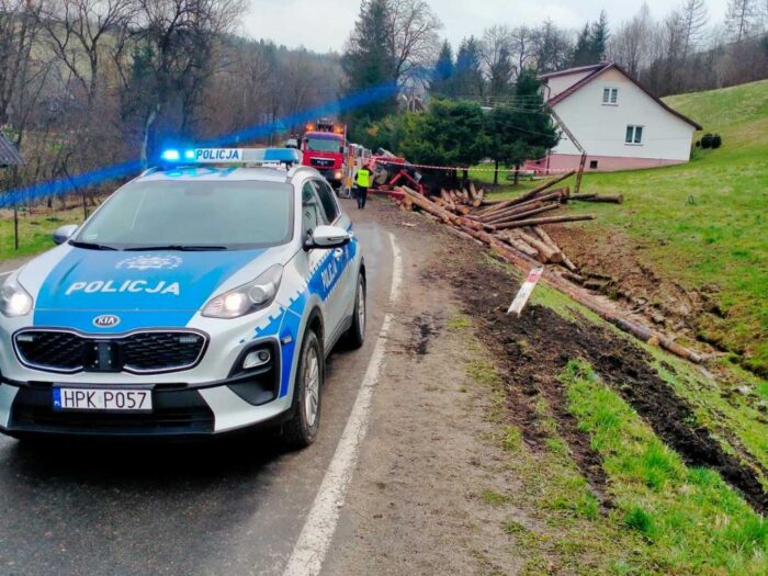 zdarzenie drogowe, ciężarówka, drewno, kłody