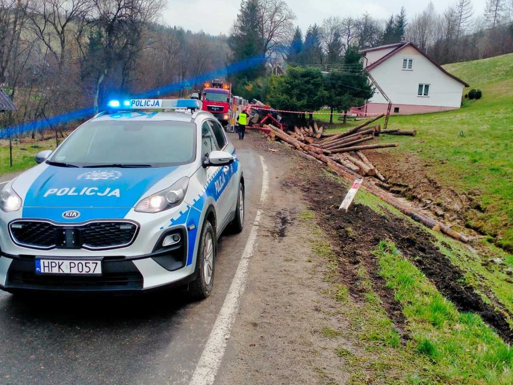 zdarzenie drogowe, ciężarówka, drewno, kłody