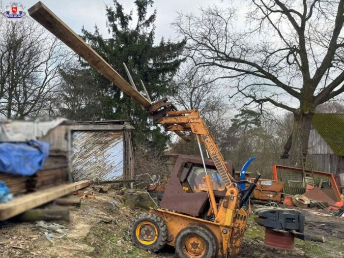 gospodarstwo, wypadek, naprawa dachu, ładowarka