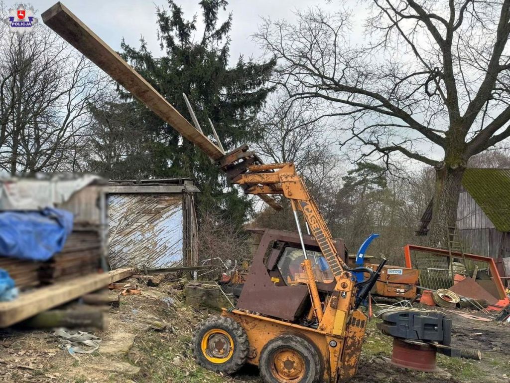 gospodarstwo, wypadek, naprawa dachu, ładowarka