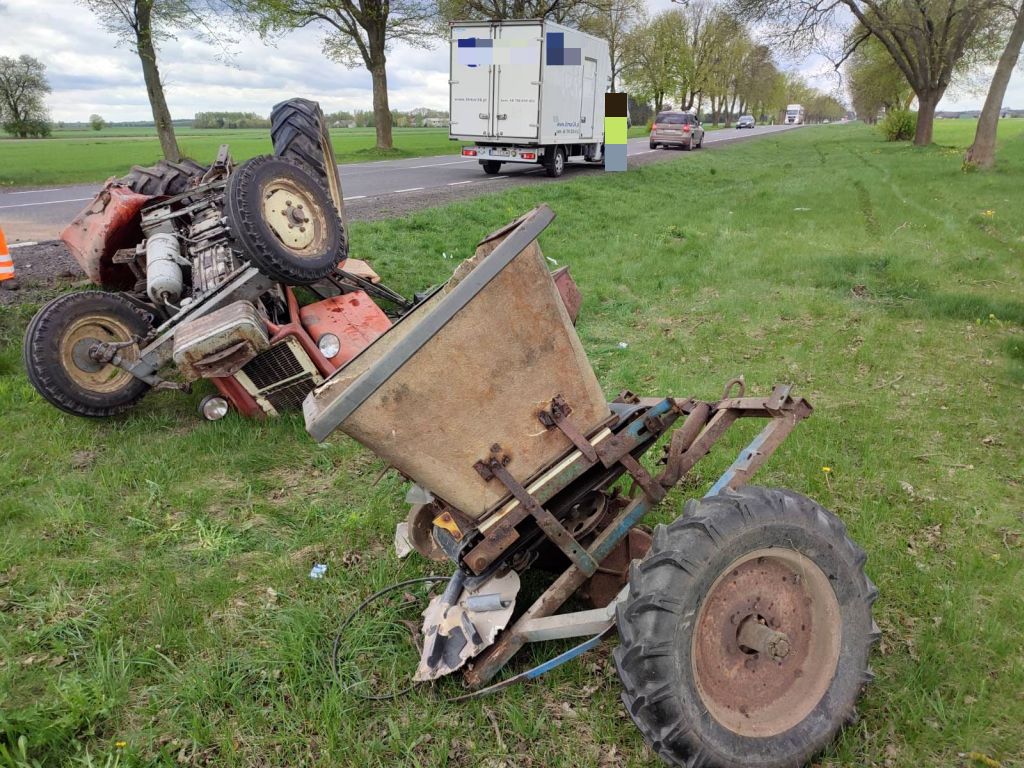 zderzenie, ciągnik, bus, ranny traktorzysta